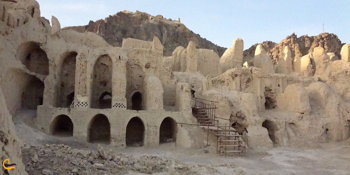 آثار باستانی و اطراف کوه خواجه