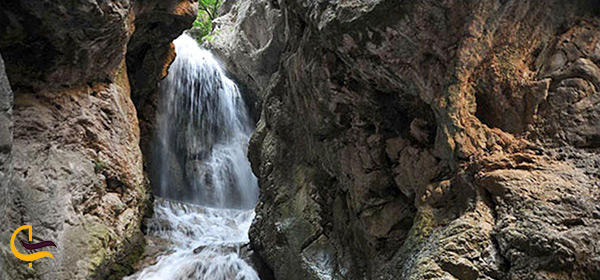 آبشار زیبای آق سو و آبتنی تابستانه در خنکای آب خروشان چشمه آق سو