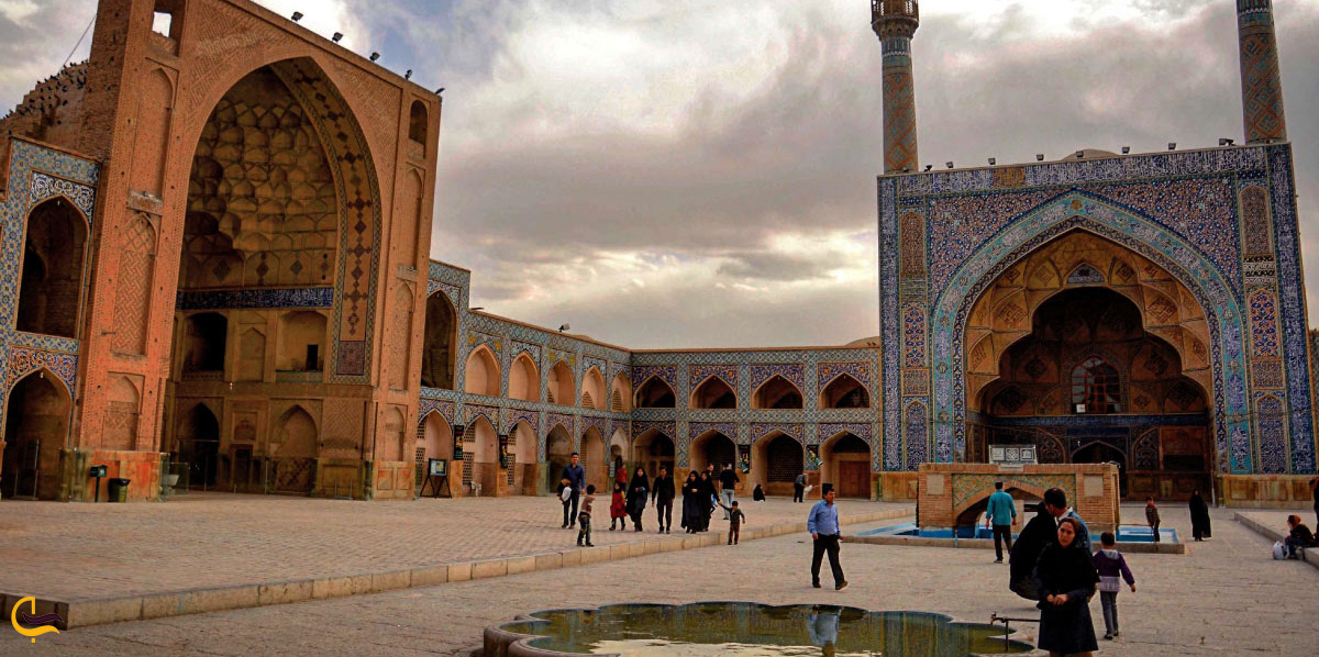 نمای کلی مسجد جامع اصفهان و گنبد های مسجد عتیق نظیر ایوان های گنبد خسروی