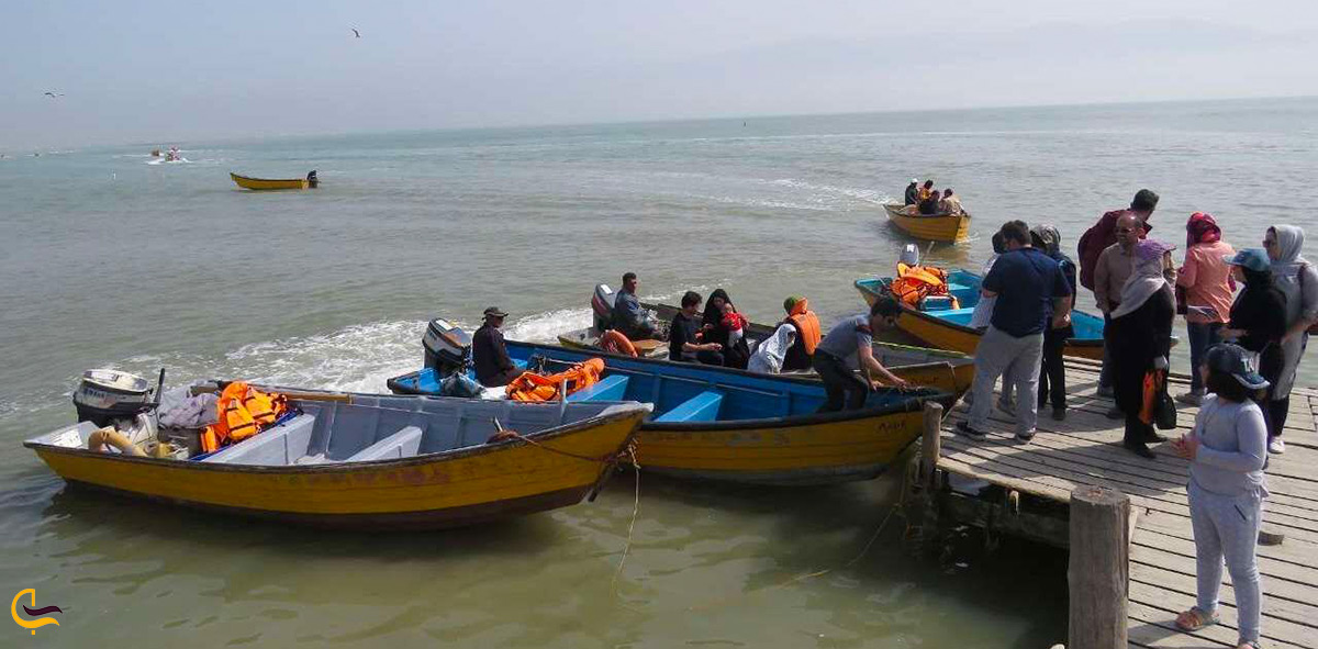 قایق سواری در جزیره زیبای آشوراده بزرگترین جزیره ایران در دریای خزر | جاذبه های دیدنی گلستان