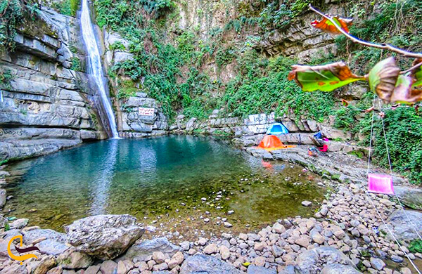 کمپ و چادر زدن در کنار آبشار زیبای شیرآباد