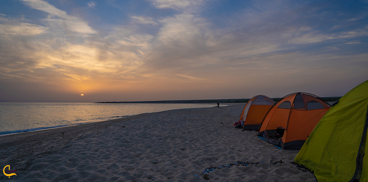 چادر زدن و اقامت در کنار ساحل جزیره لاوان