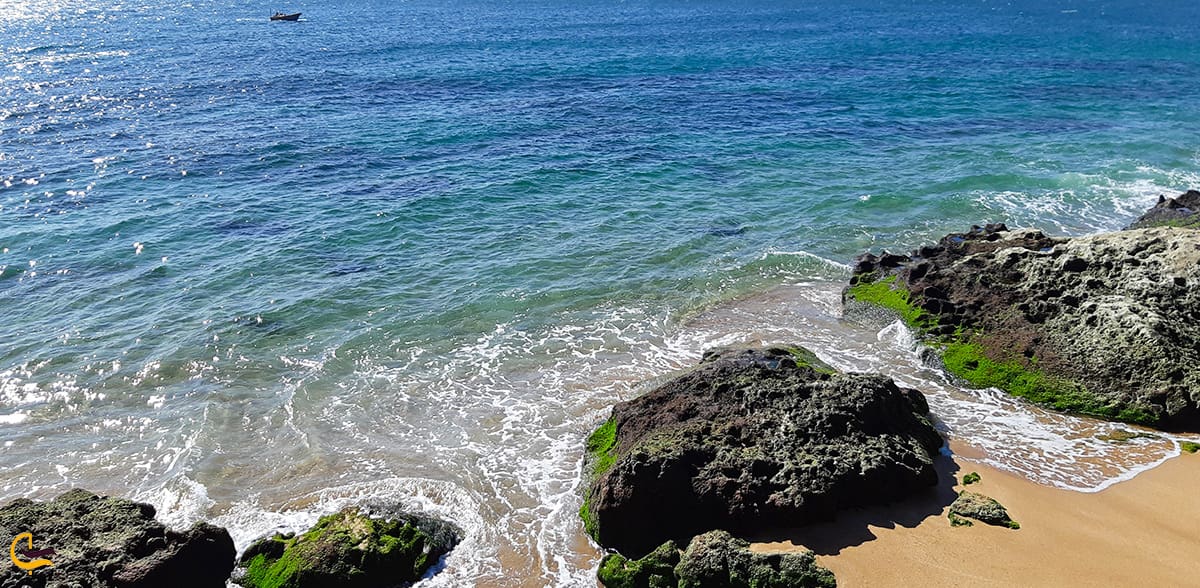 رویارویی دریا با صخره های ساحل دریا بزرگ چابهار