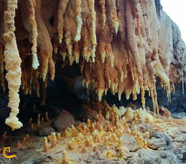 سنگ های رنگارنگ نمکی در غار نمکی خرسین در بندرعباس