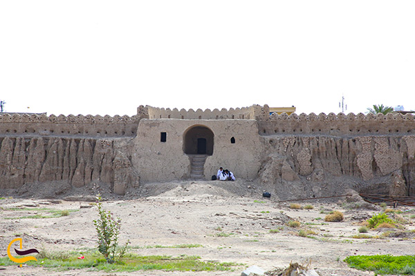 نمای خارجی و کلی قلعه ناصری از دیدنی های شهر ایرانشهر