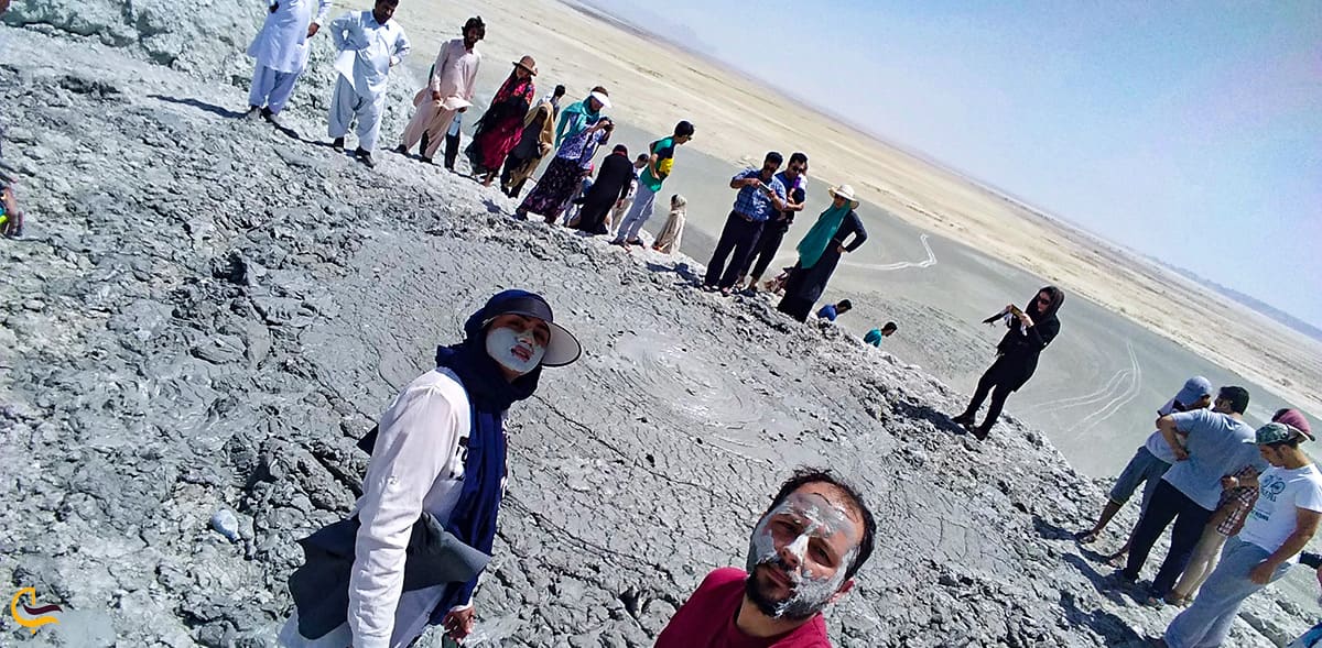 گل بازی در فصل زمستان در کوه گل افشان بندر تنگ