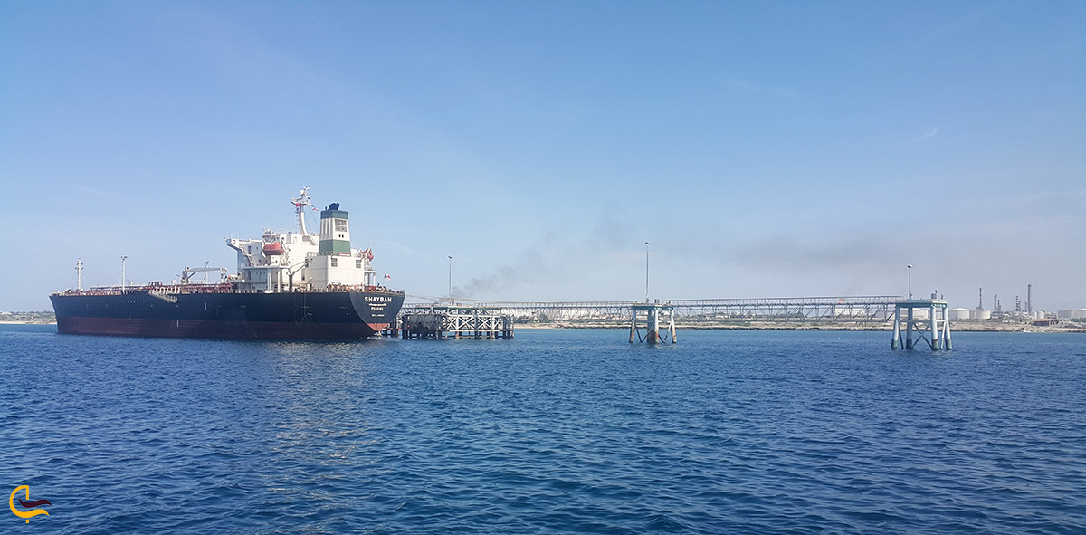 نفتکش های غول پیکر در آب های جزیره لاوان جزیره ای سرشار از ذخایر نفتی