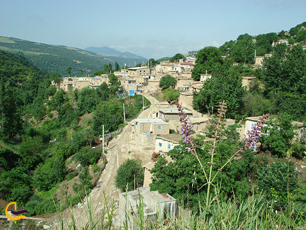 نمای جالب و زیبای روستای نیلکوه در گالیکش مکانی که دشت شقایق در آن قرار دارد