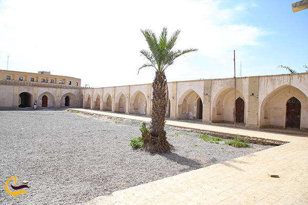 نمای داخلی دیوار های زیبا و آراسته قلعه ناصری در ایرانشهر