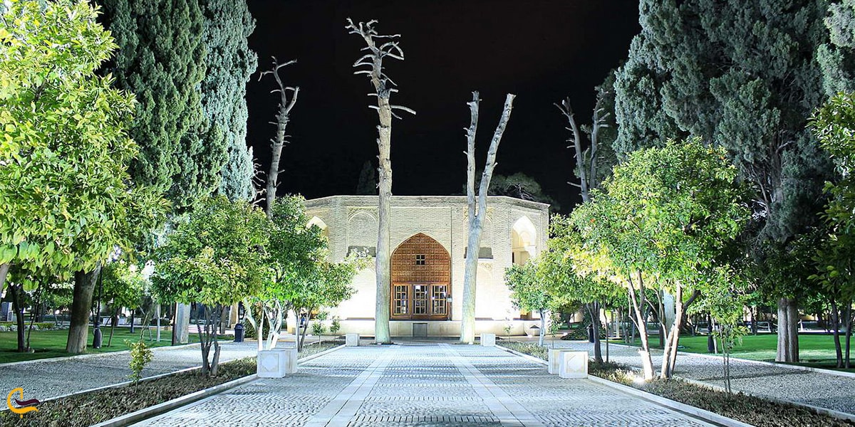 نمایی دیدنی از باغ جهان نمای شیراز در شب