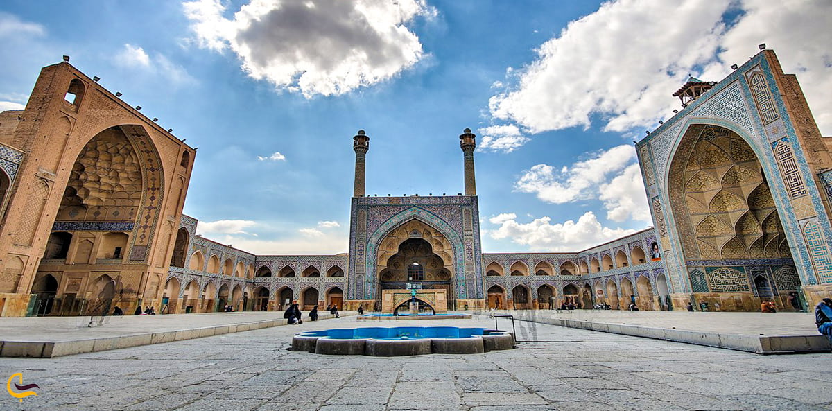 نمای کلی مسجد جامع اصفهان و معماری ایرانی ایوان های شمالی و جنوبی