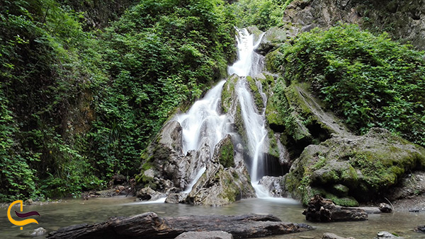 نمای کلی آبشار تمام خزه کبودوال در روستای علی آباد