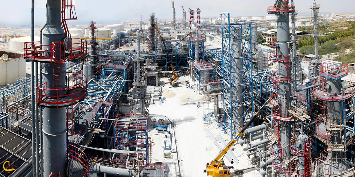 تصویر پالایشگاه لاوان در جزیره پر از ذخایر نفتی لاوان