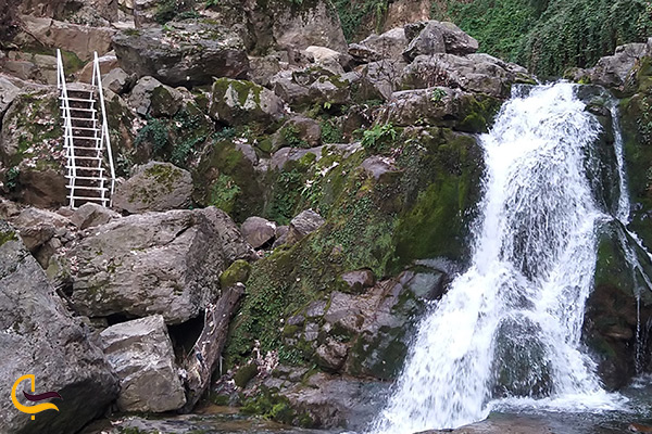 تصویر آبشار شیرآباد و لذت آبتنی در آب خنک آبشار شیرآباد در فصل گرم تابستان