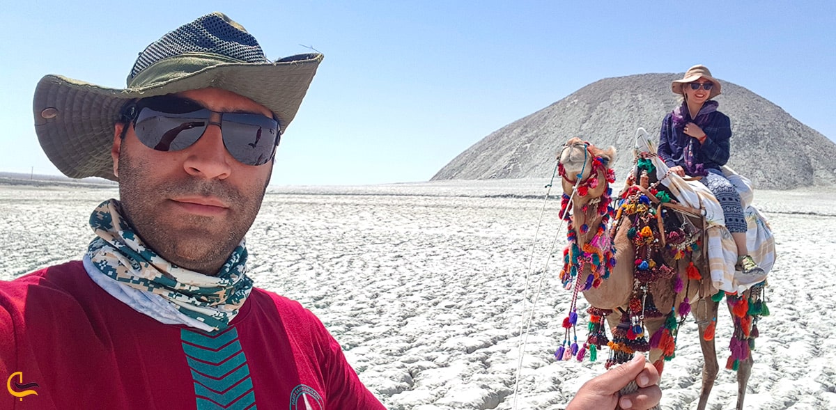 تصویر شتر سواری در کوه گل و لای افشان بندر تنگ و امکانات این جاذبه دیدنی