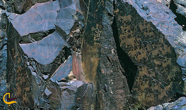 تصویر سنگ نگاره های کوه مهرگان در سراوان