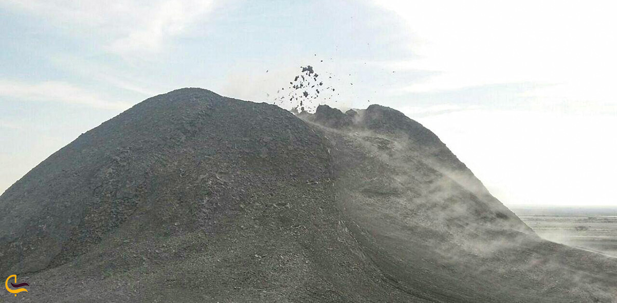 تصویر لحظه پاشیدن گل از قله کوه گلپاشان یا نامک