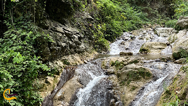 رودخانه خروشان منتهی به آبشار زیبای کبودوال