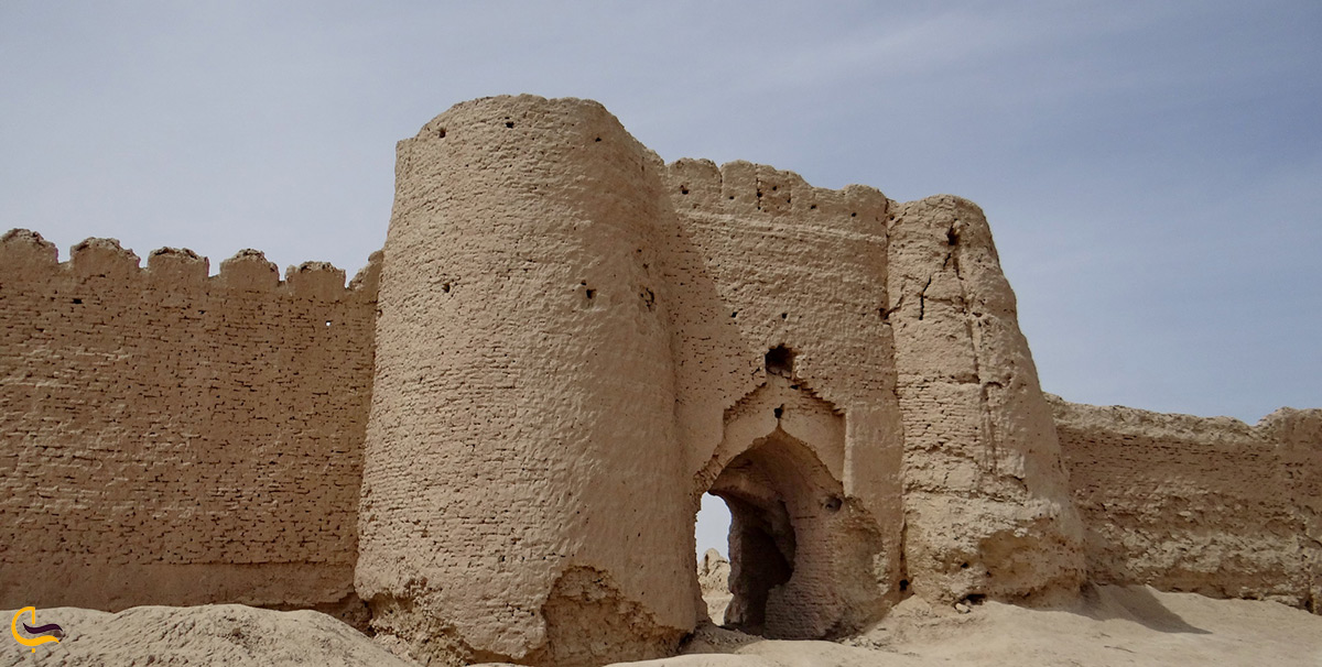 قلعه رستم از جاذبه های دیدنی زابل در ۲۲ کیلومتری شهر سوخته