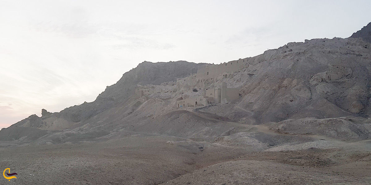 نمای دور کوه خواجه و بنای آرامگاه خواجه در زابل