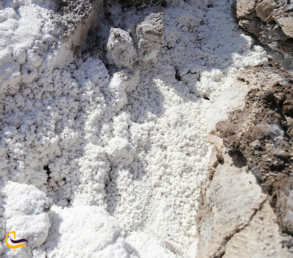 سطح پوشیده شده از نمک در غار نمکی خرسین بندرعباس