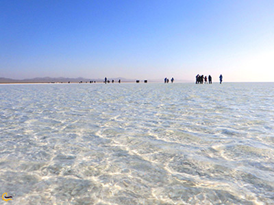 سطح پوشیده شده از نمک دریاچه خور و بیابانک