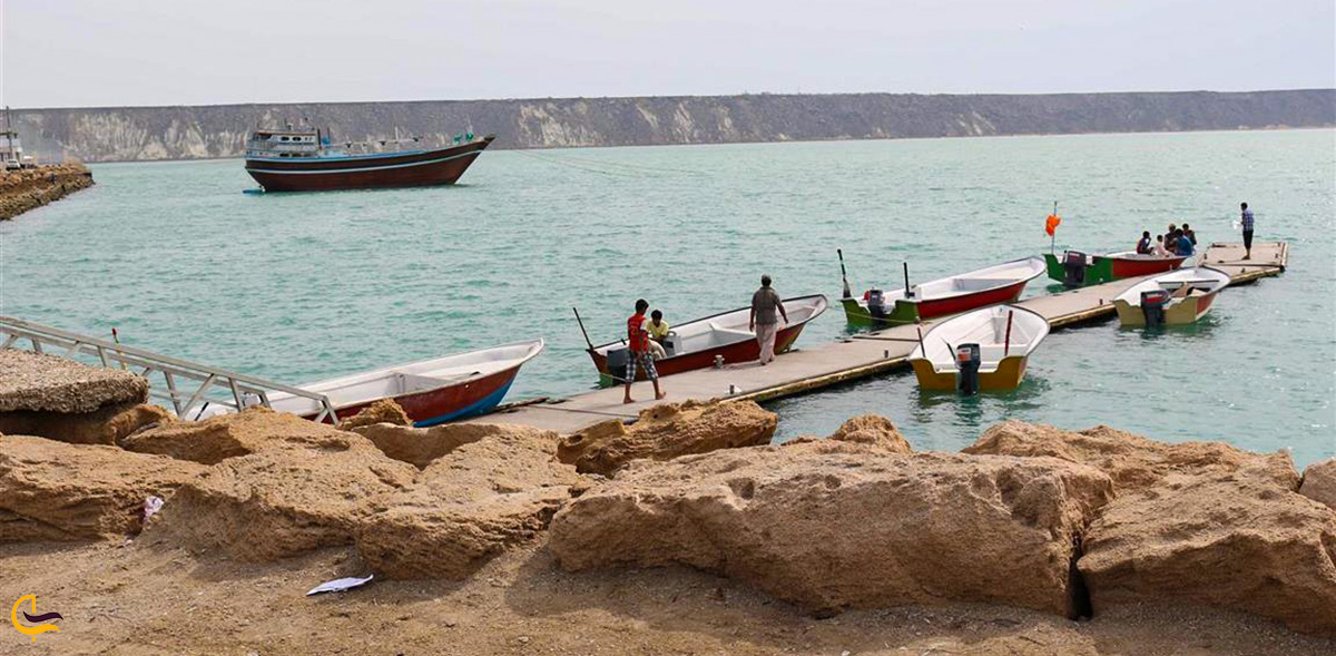 کوه گل و لای افشان بند تنگ در مجاورت شهر ساحلی زیبای کنارک