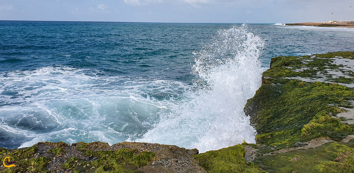 موسیقی موج های خروشان در آرامش ساحل صخره ای چابهار