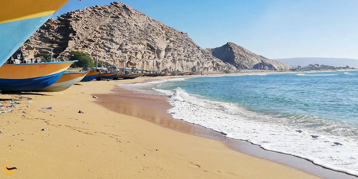 تصویری زیبا از ساحل جزیره لاوان و قایق های کنار ساحل