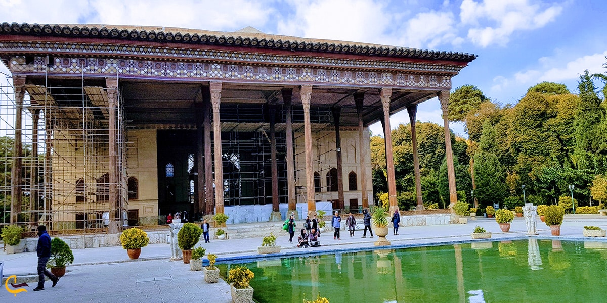 نمای بیرونی کاخ چهل ستون