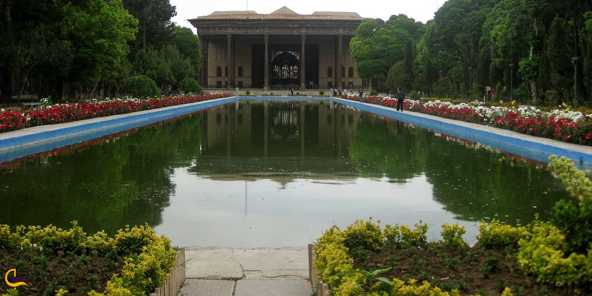 باغ خوش آب و هوا چهلستون وسط شلوغی شهر اصفهان