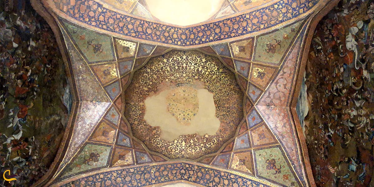 نقوش طراحی شده بر روی سقف کاخ چهلستون