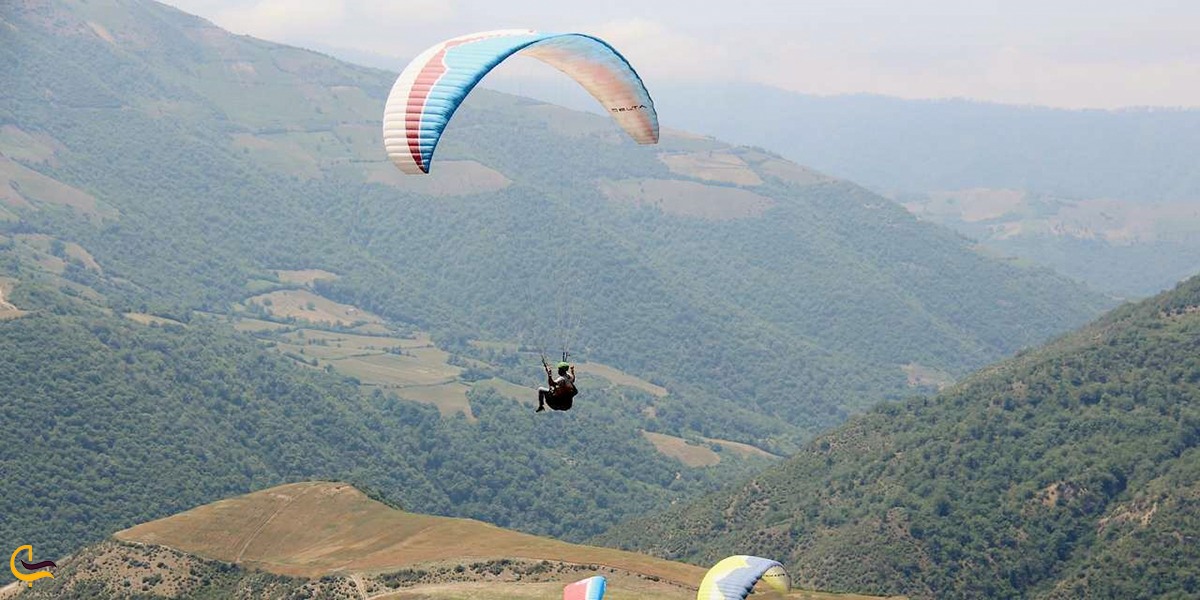 نمایی از پاراگلایدر سواری