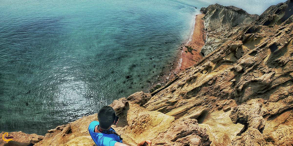 تصویری از سلفی گرفتن بر فراز صخره های جزیره هرمز