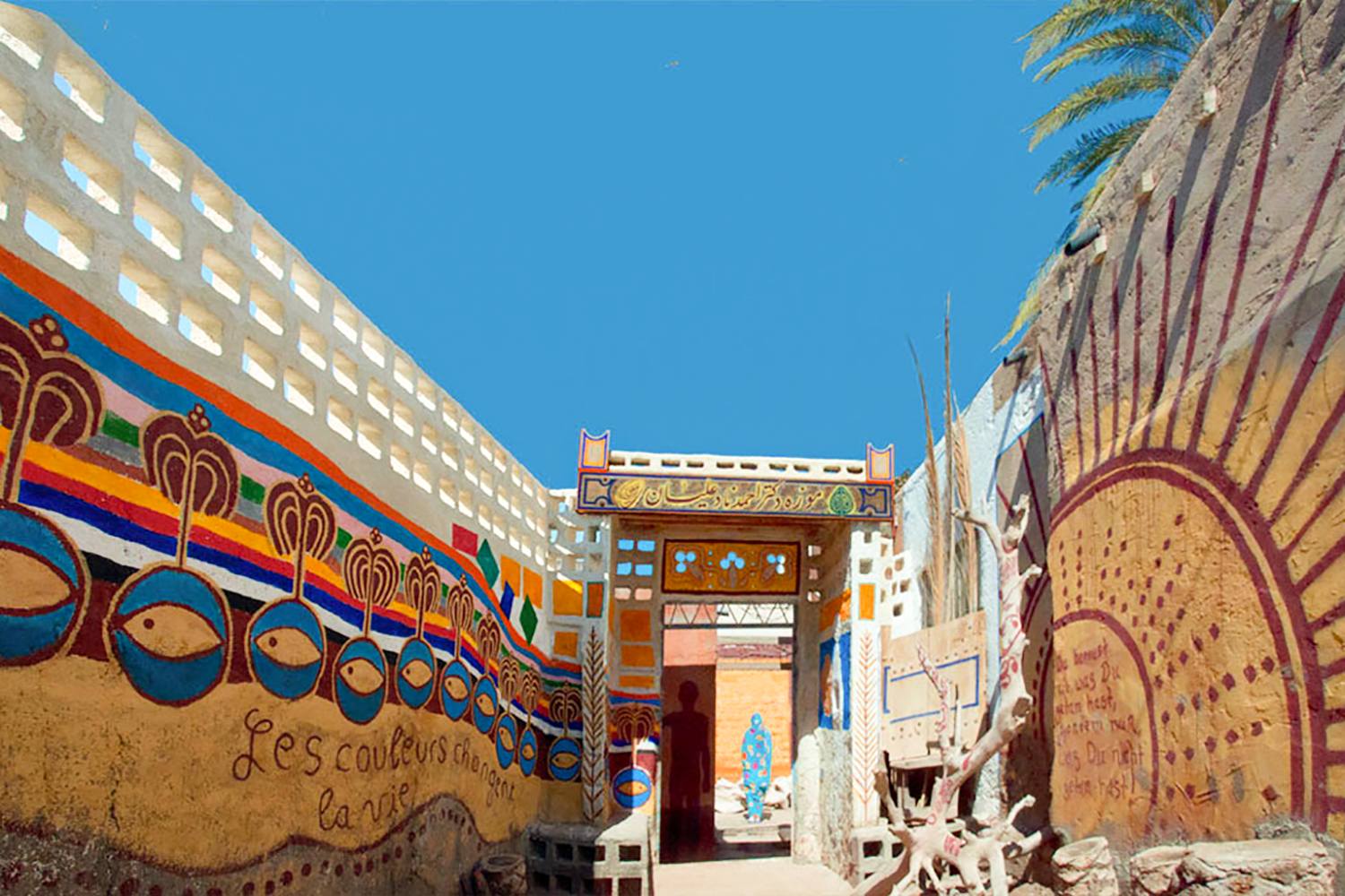 نمایی از ورودی موزه نادعلیان