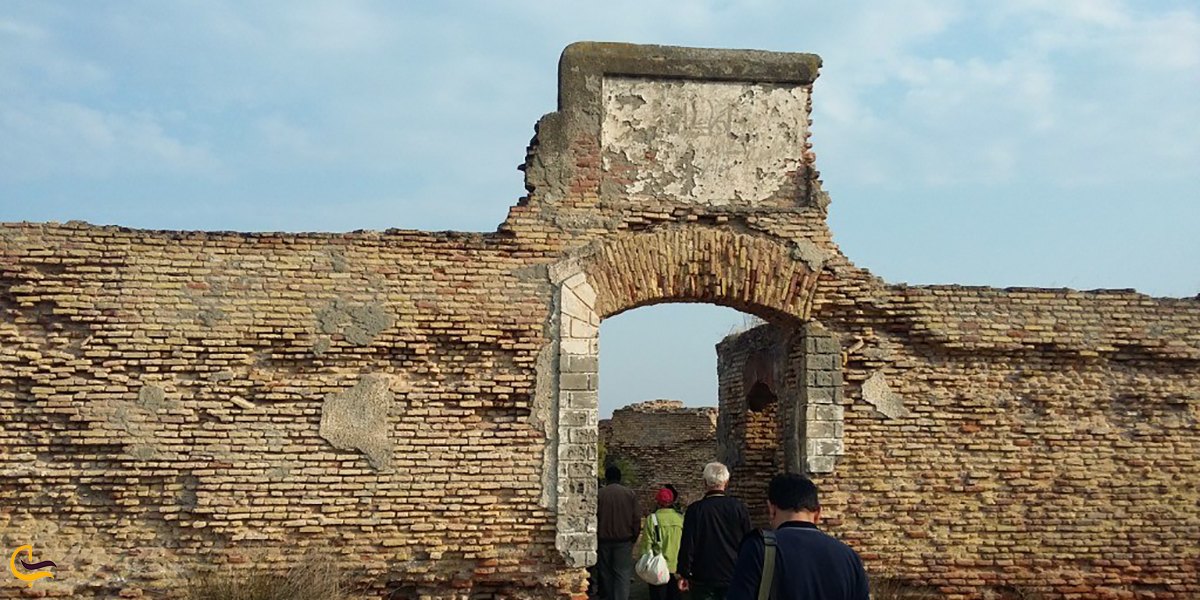 تصویری از ورودی قلعه روس ها در بندر ترکمن