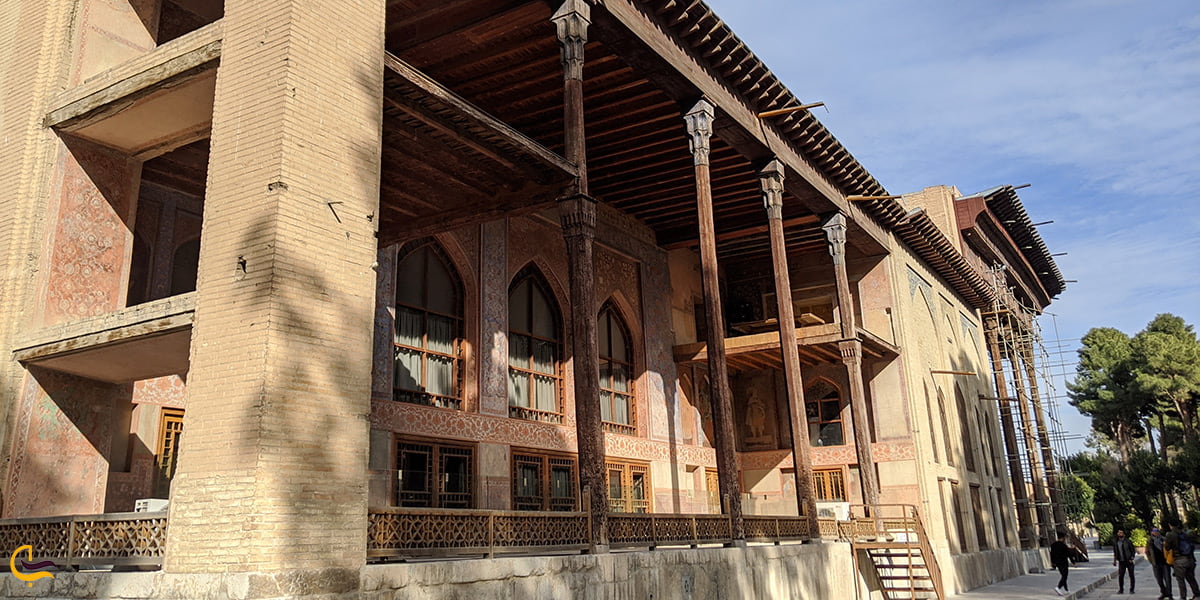 علت نامگذاری کاخ چهل ستون اصفهان
