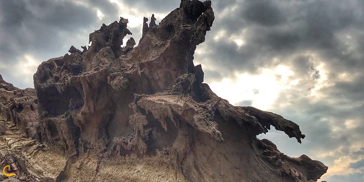 نمایی از دره مجسمه ها از صخره ای در جزیره هرمز