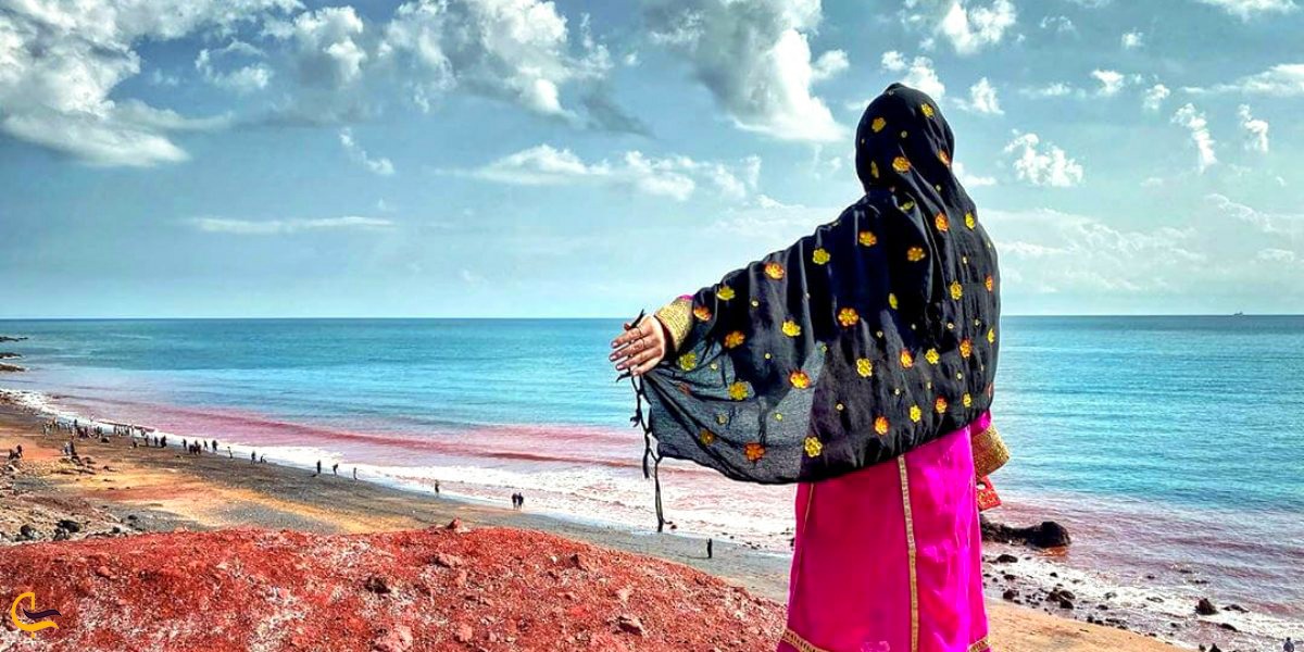 تصویری از دختر بومی در حال نگاه کردن به ساحل جزیره هرمز