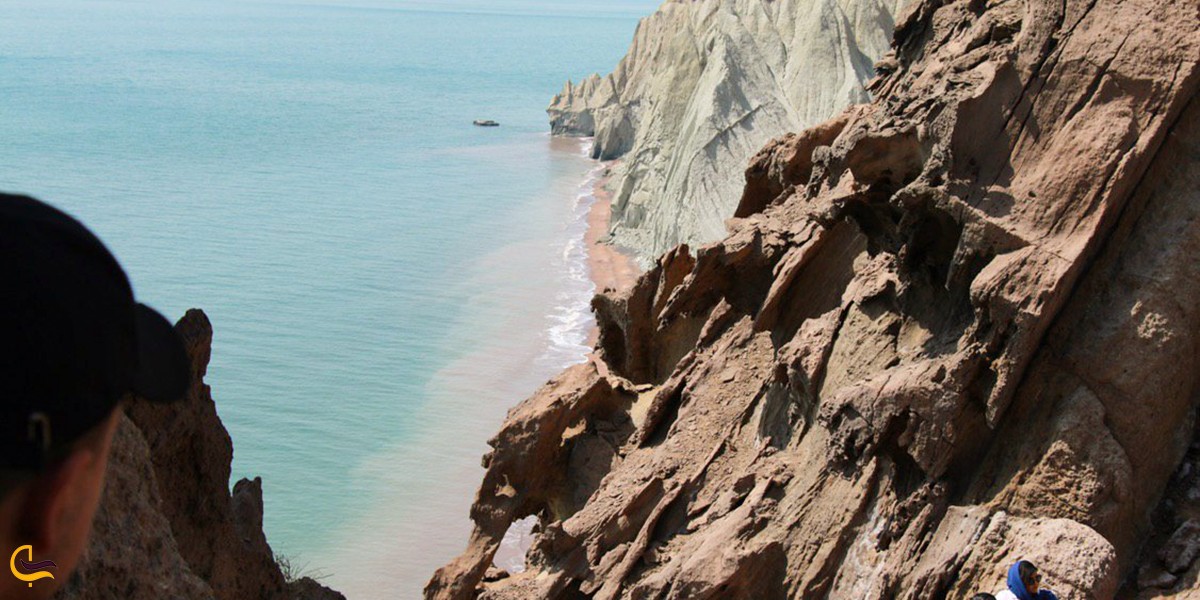 نمایی زیبا از صخره و آبهای جزیره هرمز