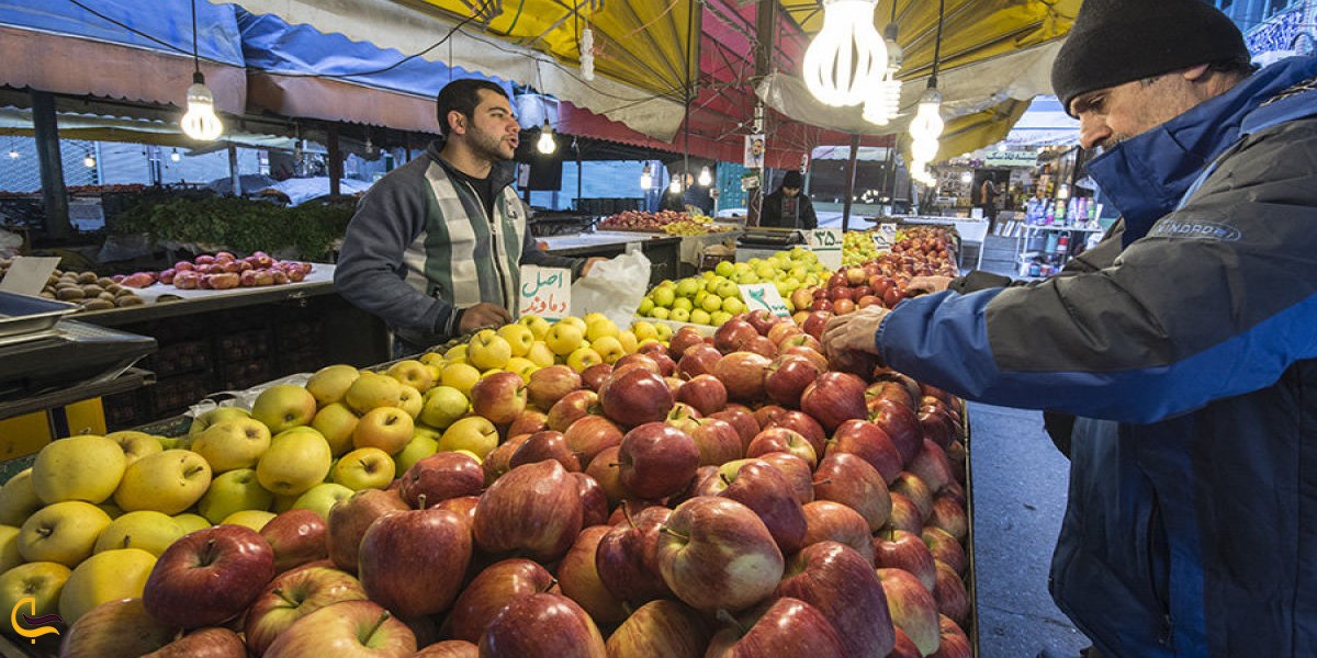 نمایی از میوه فروشی در بازار نعل بندان