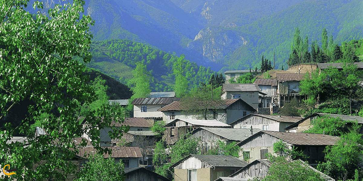 نمایی از بافت و خانه های روستای زیارت گرگان