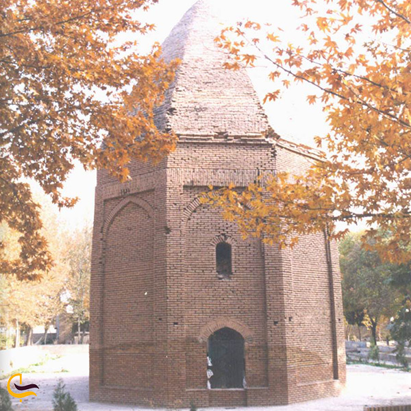 نمای دیگر از برج بقعه امامزاده یوسف رازی