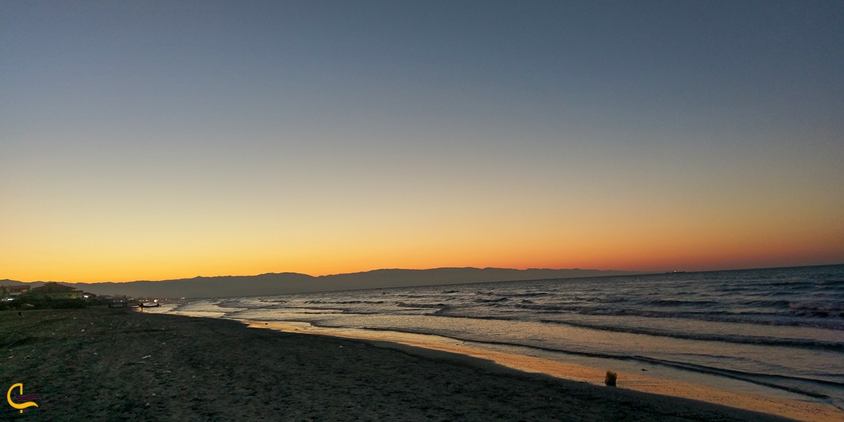 نمایی از غروب خورشید در ساحل انزلی 