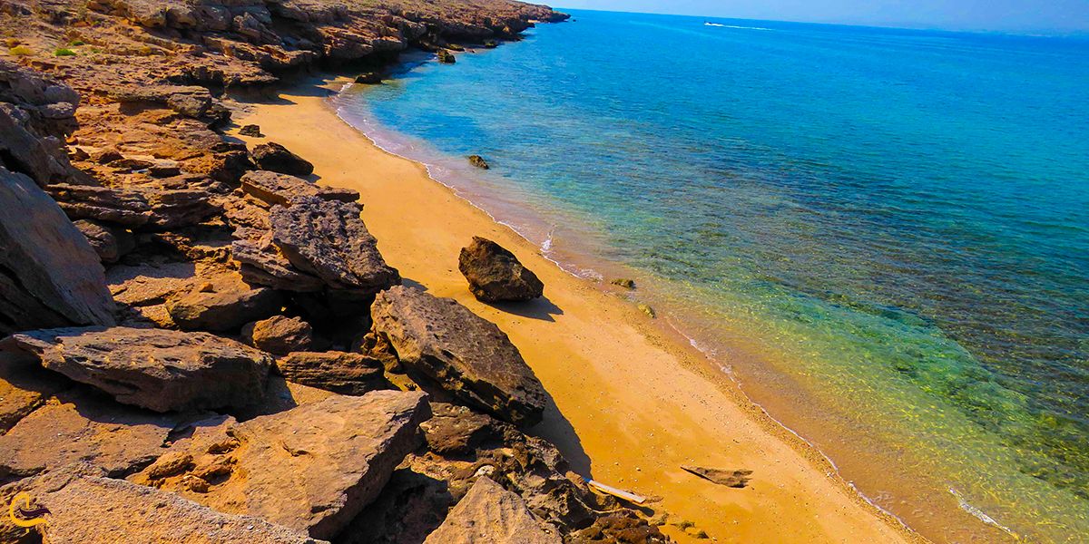 تصویری از ساحل هنگام در قشم