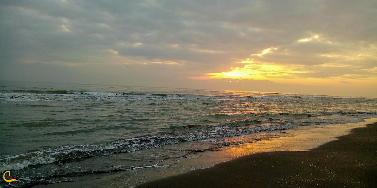 تصویری از غروب افتاب در ساحل چمخاله