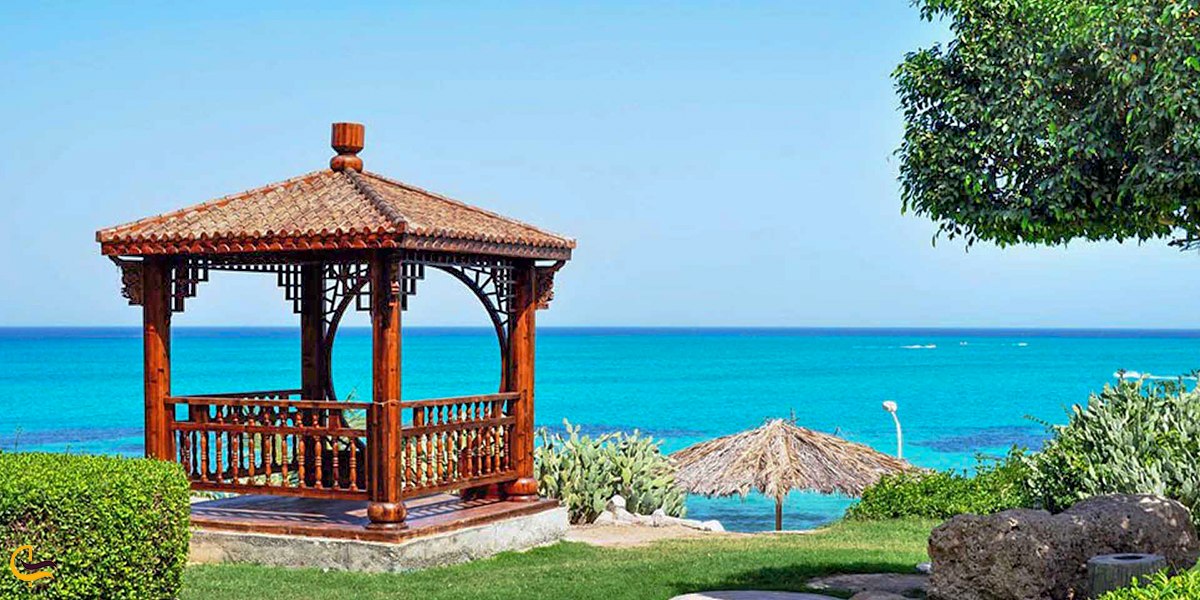 نمایی زیبا از آلاچیق و ساحل زیبای مرجان