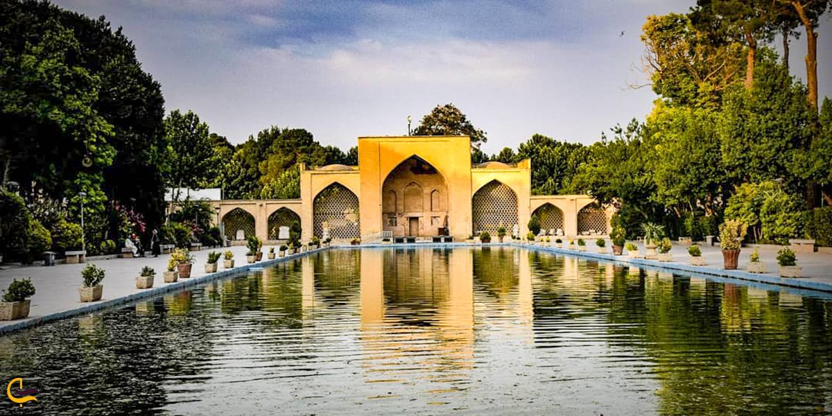 نمایی زیبا ار عمارت چهل ستون