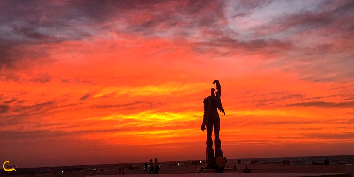 نماییی زیبا از غروب ساحل کلبه هوربه همراه فانوس معروفش