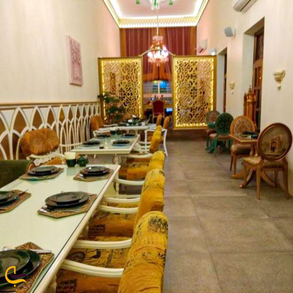 تصویری از فضای داخلی رستوران یزدی رزفر